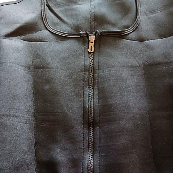 Size Large Women's Work Out Full Zip Vest - Picture 3 of 10